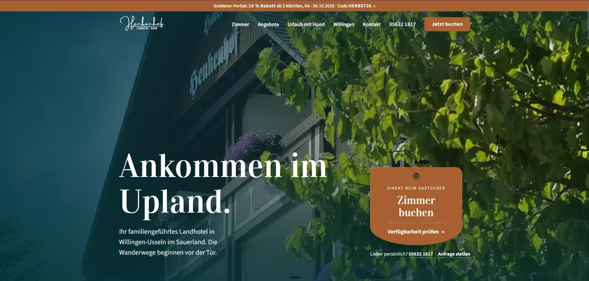 Startseite einer Hotel-Website mit Fassade, Überschrift und Buchungsbutton